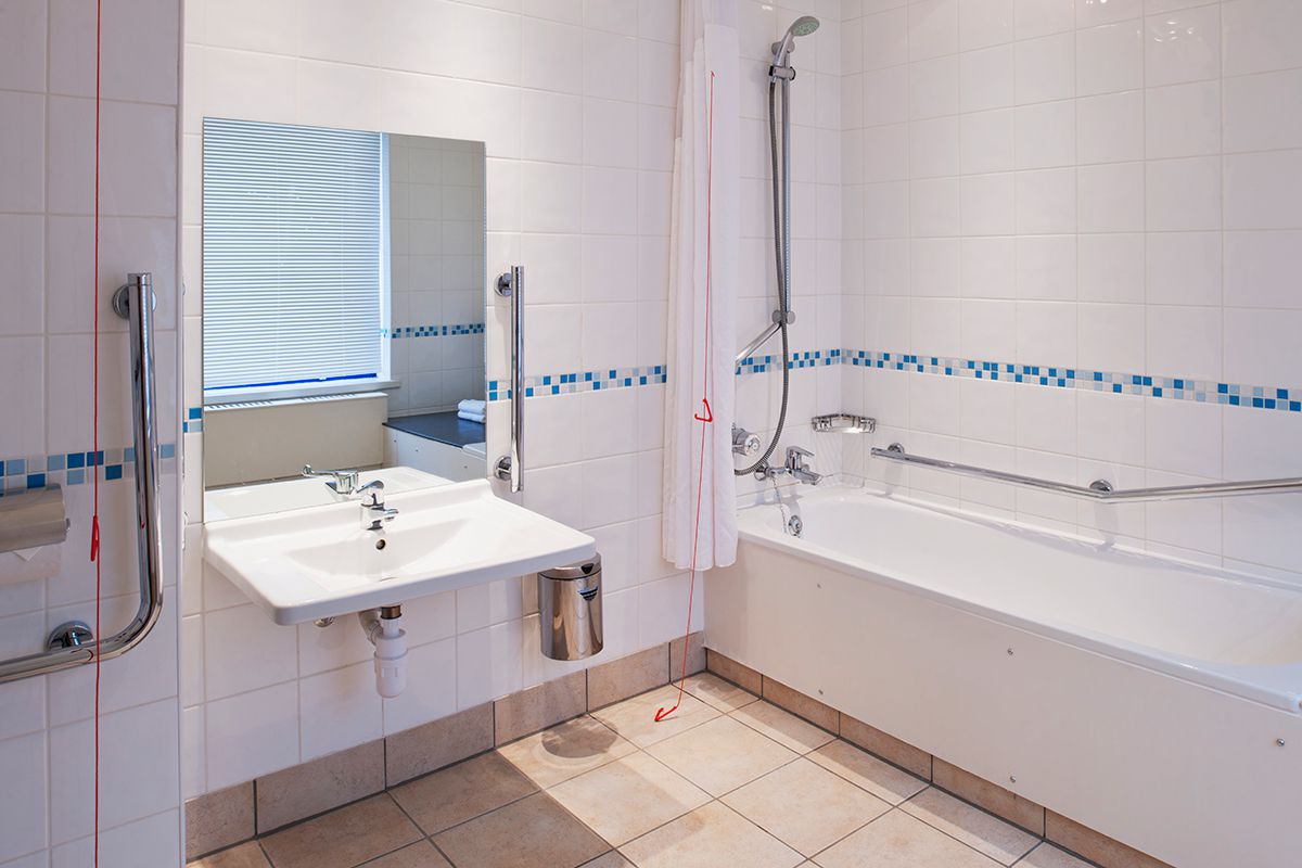 Holiday Inn Warrington accessible bathroom.